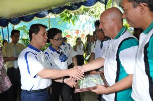 Rob Sinke receiving the national reward for protection and conservation of the environment: Kalpataru 