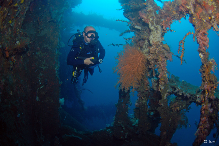 Divers Lodge Lembeh Diving - Rob at Mawali Wreck